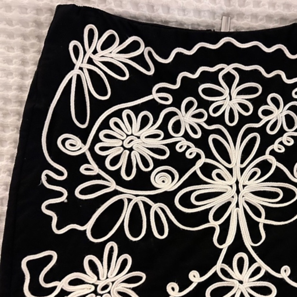 Black embroidered printed black & white floral design mini skirt - Picture 6 of 8